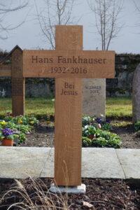 Holzgrabmal geschnitzt von Studer Holzbildhauerei